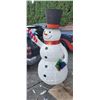 Image 2 : 7 FT SNOW MAN WEATHER PROOF PRE LIT SNOWMAN