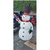 Image 8 : 7 FT SNOW MAN WEATHER PROOF PRE LIT SNOWMAN