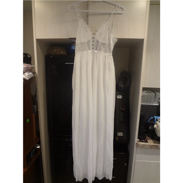 Brand New Ladies White Formal Dress Size Large (12)