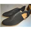 Image 1 : Size 9.5 Ladies Shoes Black in Colour