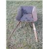 Image 1 : wheelbarrow