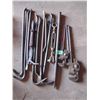 Image 1 : crowbars, nail pullers, pipe wrenches, e t c
