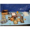 Image 1 : small displays, pictures, bottles etcetera