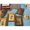Image 7 : small displays, pictures, bottles etcetera