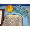 Image 8 : small displays, pictures, bottles etcetera