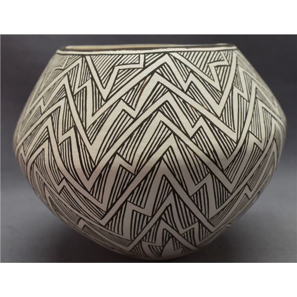 ACOMA INDIAN POTTERY JAR (EMMA LEWIS )