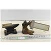 Image 1 : Small Iron Anvil & Scale?