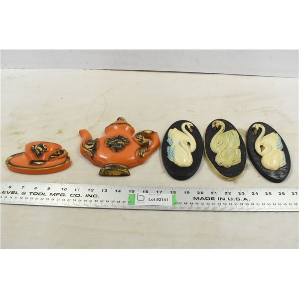 Chalkware Ornaments – Swans from 1965