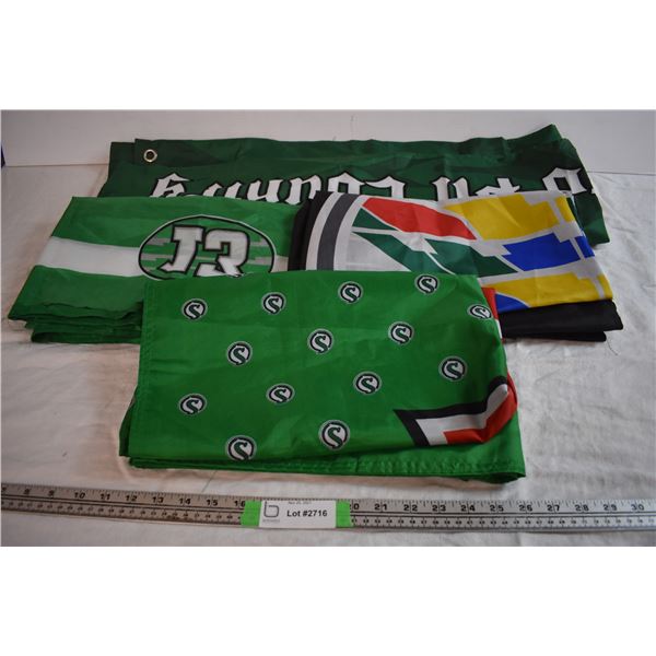 (4) Pilsner, Saskatchewan Flags