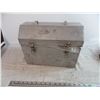 Image 1 : Metal Lunchbox (no handle) - with feathers + wires inside