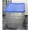 Image 1 : LOT OF 2  DRY STORAGE BINS 12 QUARTS