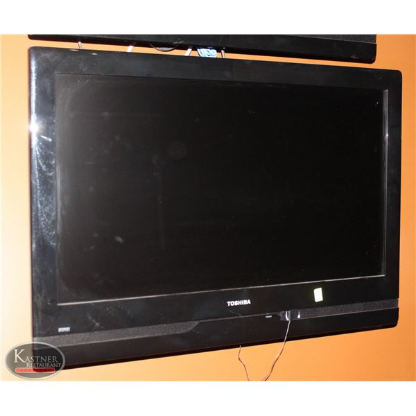 TOSHIBA 32" TV WITH WALL MOUNT