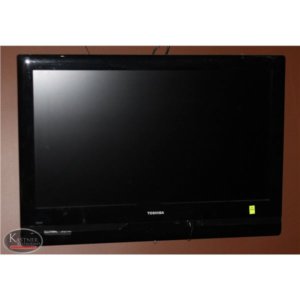 TOSHIBA 32" TV WITH WALL MOUNT