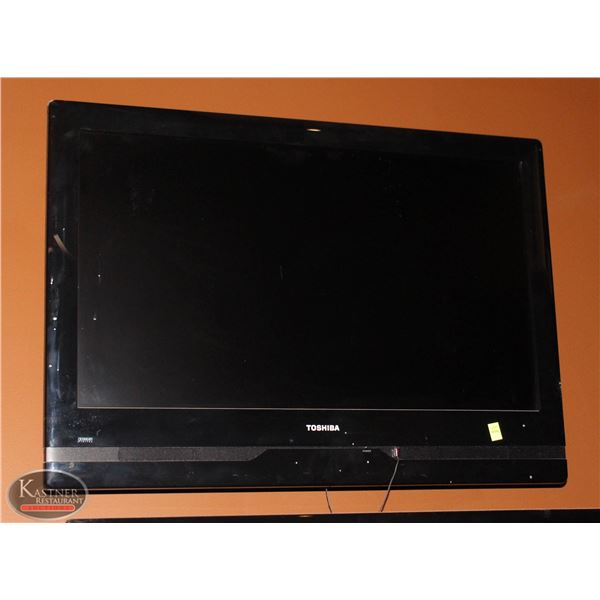 TOSHIBA 32" TV WITH WALL MOUNT