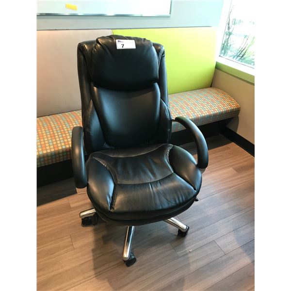 BLACK TUFTED HIGH BACK EXECUTIVE CHAIR