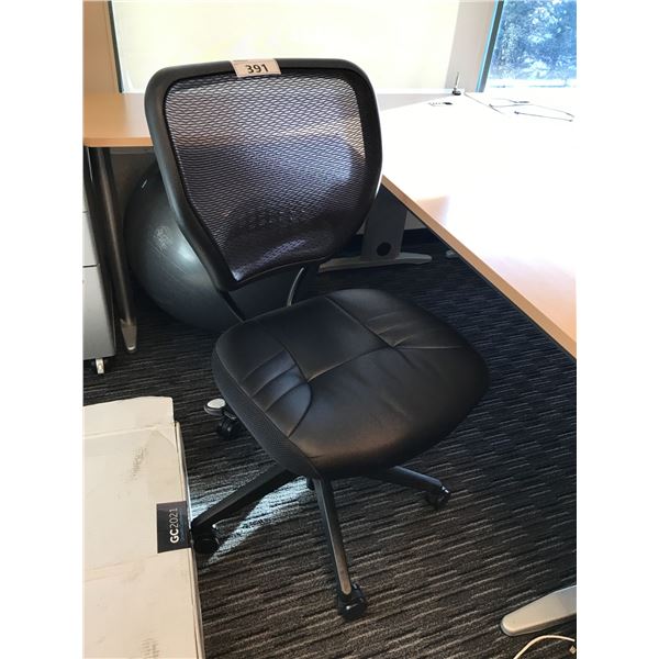 BLACK MESH BACK STENO CHAIR