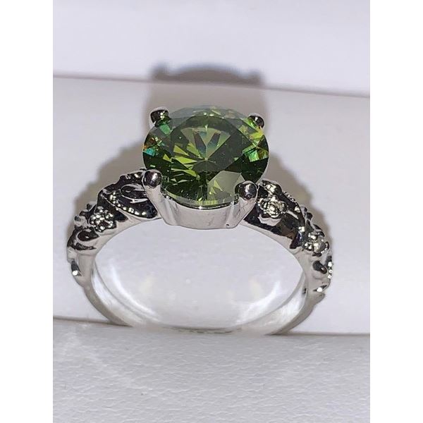 Ladies Peridot BU Cut Solitaire Stone Dress Ring size 7