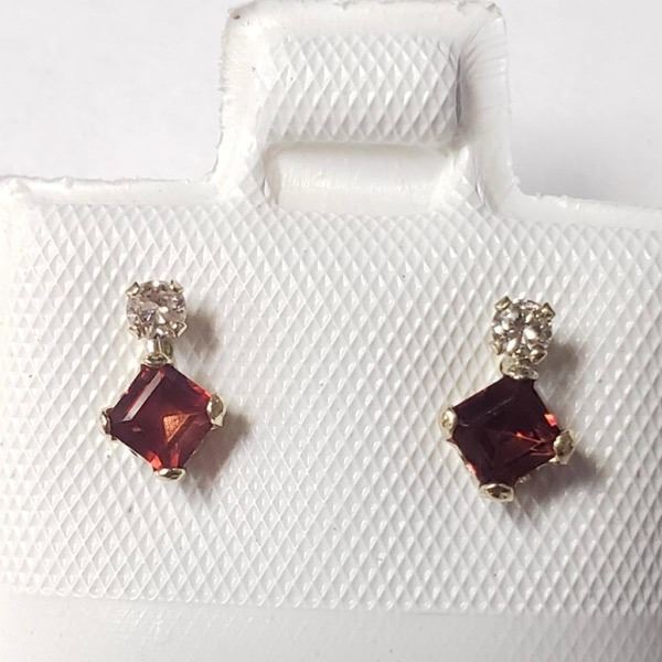 10K Yellow Gold Garnet(0.4ct) Diamond(0.06ct) Earrings (~Size )(Ring is resizable for $40) (~length 