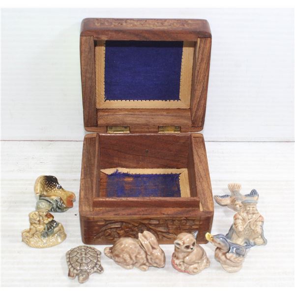 CARVED WOODEN BOX WITH 8 WADE WHIMSIES