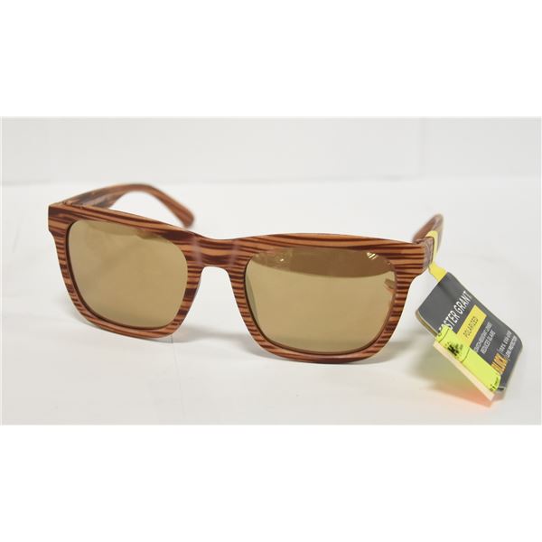 PAIR OF FOSTER GRANT SUNGLASSES