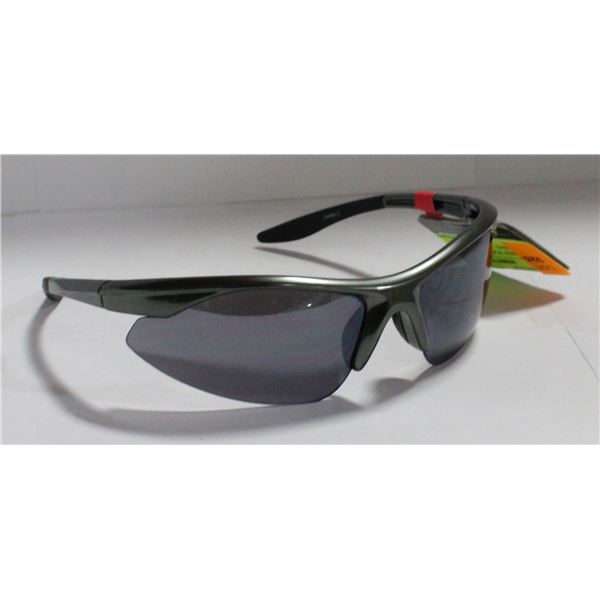 PAIR OF NEW FOSTER GRANT SUNGLASSES