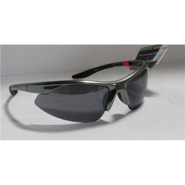 PAIR OF FOSTER GRANT SUNGLASSES