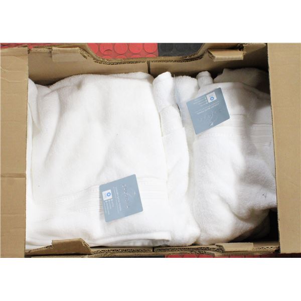 LOT OF 3 CHARISMA LUXURY BATH TOWELS