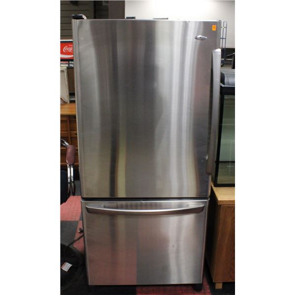 AMANA STAINLESS STEEL BOTTOM FREEZER FRIDGE