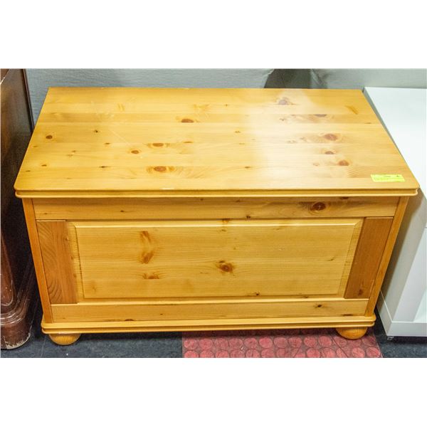 PINE STORAGE CHEST WITH GENTLE CLOSE LID. 31 1/2"