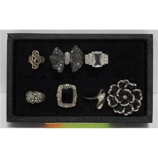 DISPLAY OF 7 RINGS ASSORTED SIZES