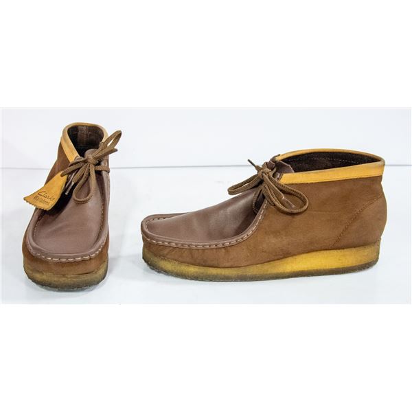 PAIR OF VINTAGE COLLECTIBLE CLARKS ORIGINALS