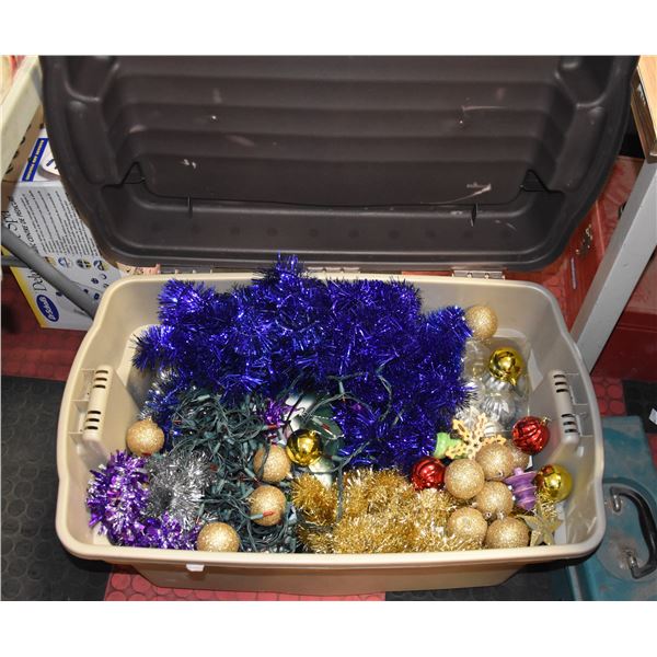 ESTATE TOTE OF CHRISTMAS DÉCOR