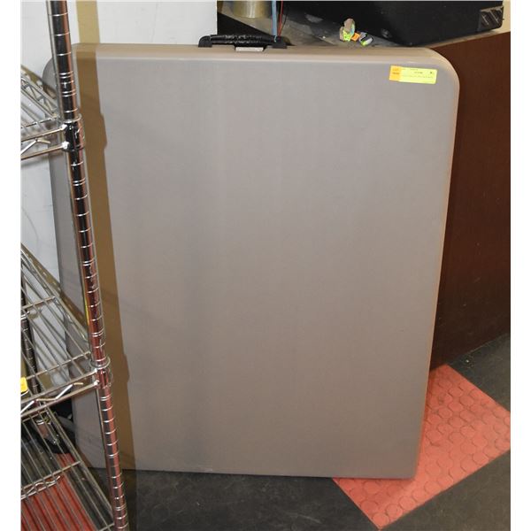 TABLE FOR QUILTING OR SEWING