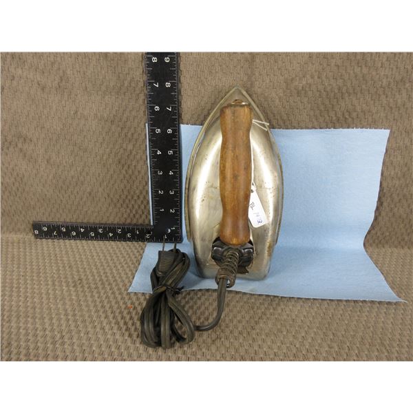 Electric Iron with Cord - Giant Electric MFG. Co. Montreal