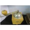 Image 6 : 2 COFFEE GRINDERS