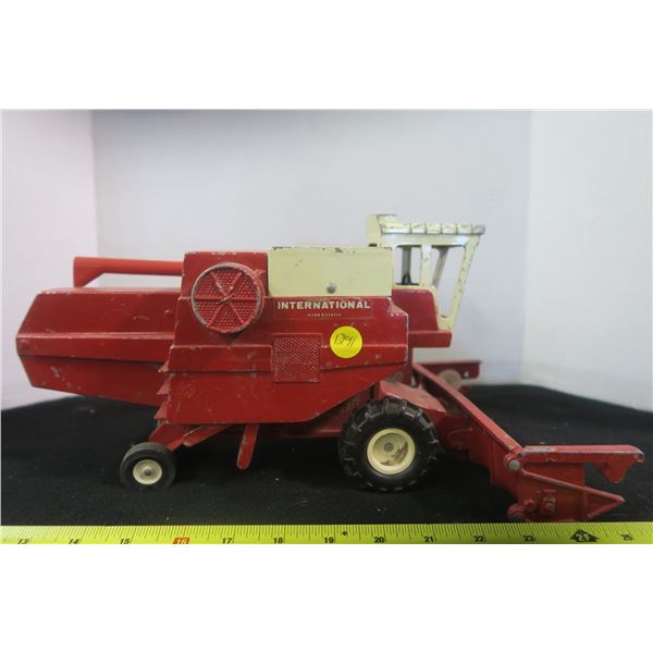 IHC Selp Propelled Combine (Missing Straight Cut Reel)