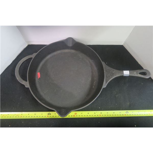 Cast Iron  12" Pioneer Woman Frying Pan