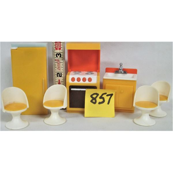 Lot of 1980's Fisher Price plastic doll house accessories