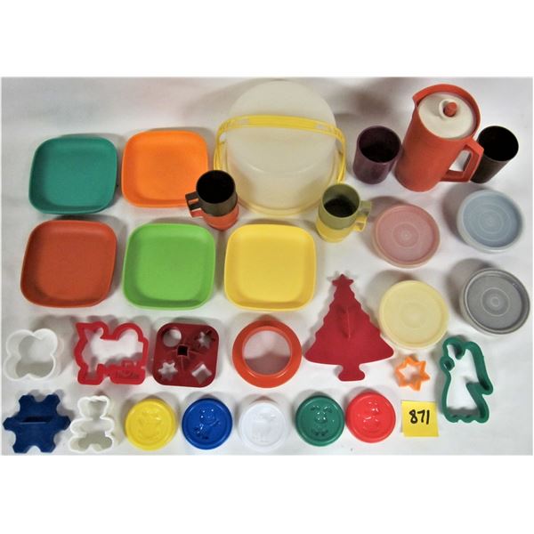 Lot of vintage Tupper Toys childs plastic toy dishes see description