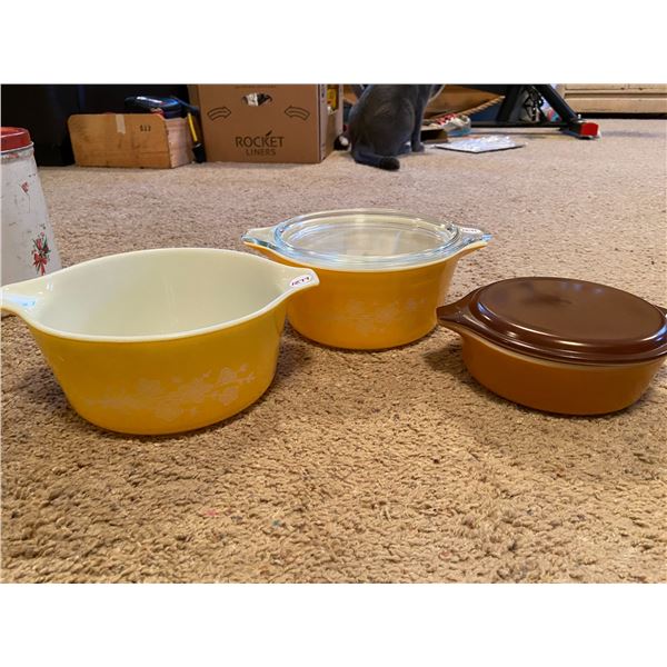 Pyrex casserole dishes (1 lid missing)