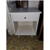 Image 1 : WHITE NIGHT STAND