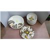 Image 1 : 6 dinner plates, 4 dessert plates, 6 bowls Melamine