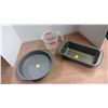 Image 1 : 3x round cake pans 2x bread pans, measuring cups