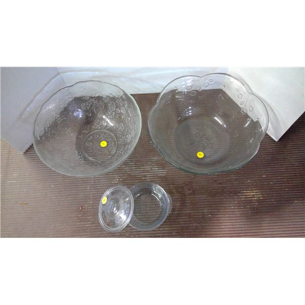 Crystal/Glass 2 bowls and 1 bowl with lid
