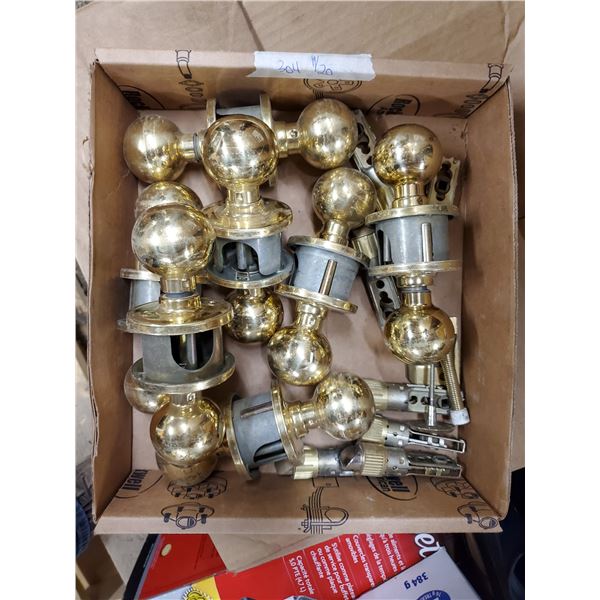 BOX OF INDOOR BRASS COLOURED DOOR KNOBS