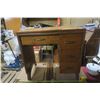Image 8 : Sewing Desk With Machine 19 x 32 1/4 x 30 1/4 "