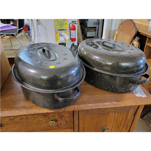 2 medium roasters with lids