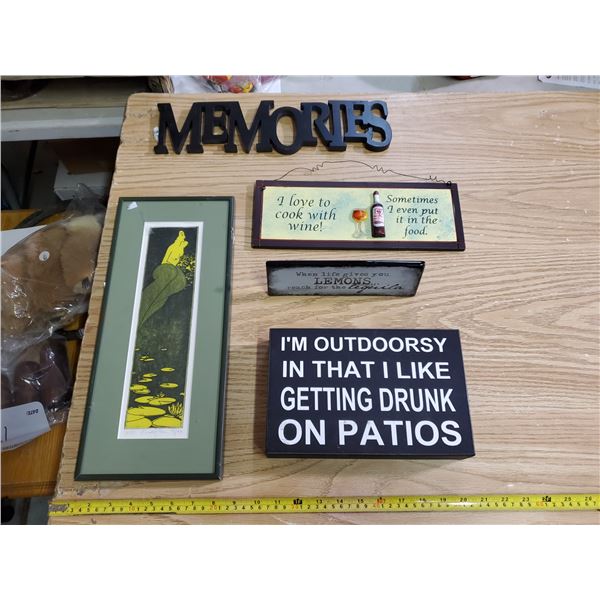 LOT OF HOUSEHOLD WALL HANGINGS