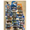 Image 3 : Group of 35 Hot Wheels & Matchbox die-cast cars