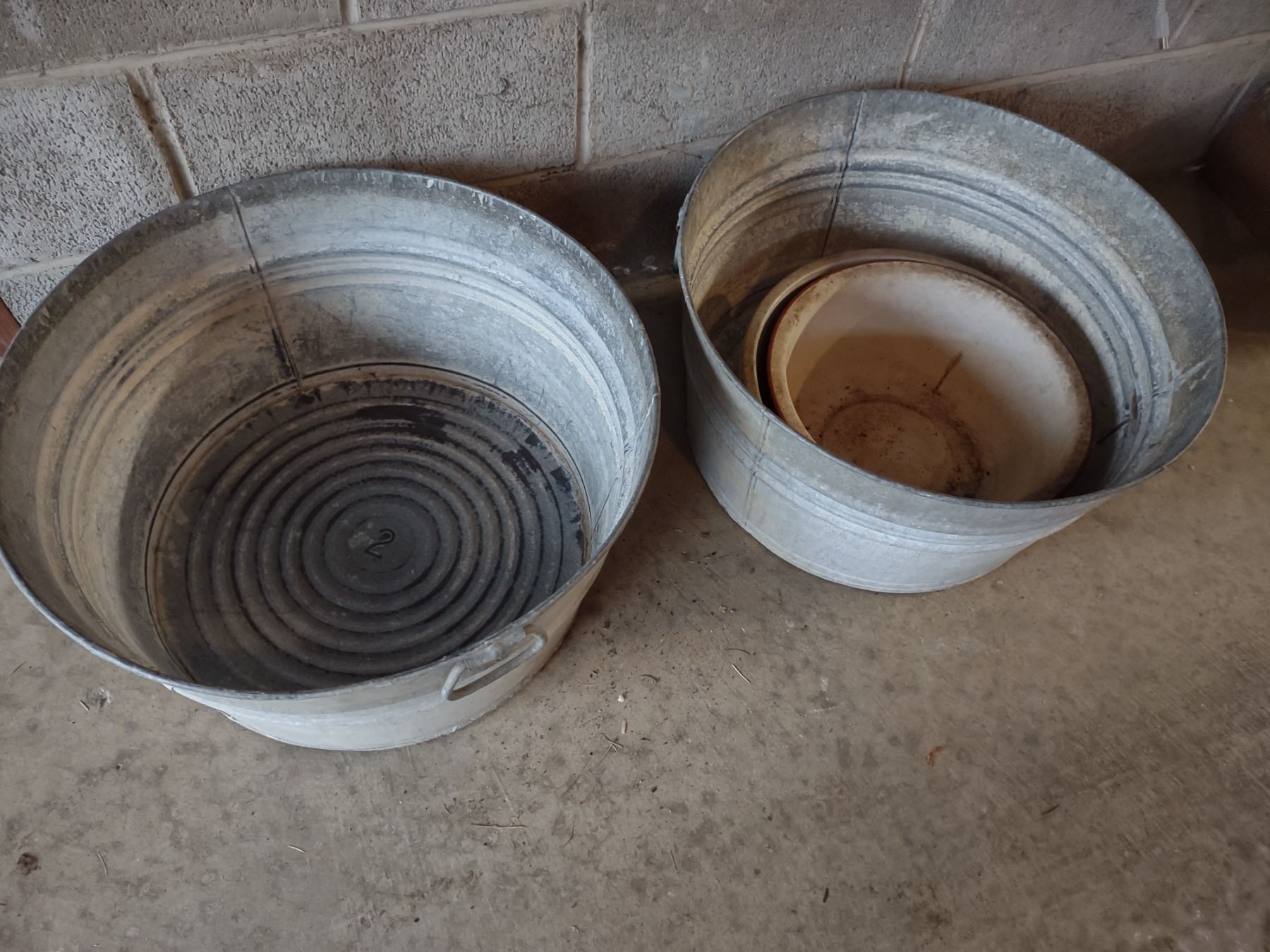 ANTIQUE METAL WASH TUBS, 2 AND OTHER TIN PANS
